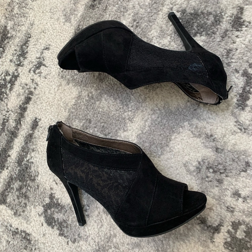 Moda Spana Women’s Size 6 Black 4” Heels with Lace Side Panels Stiletto Shoes
